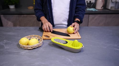 Multifunctional manual lemon lime citrus squeezer/juicer/grater