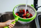 Spina Easy-To-Use Salad Spinner, Non-Scratch, Nylon Spinning Colander, Lettuce Spinner, Colander with Collapsible Handle, Green